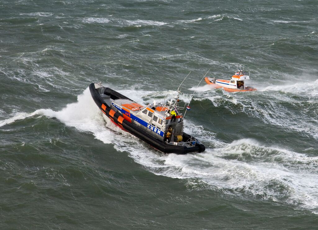 Boot maakt water op de Noordzee