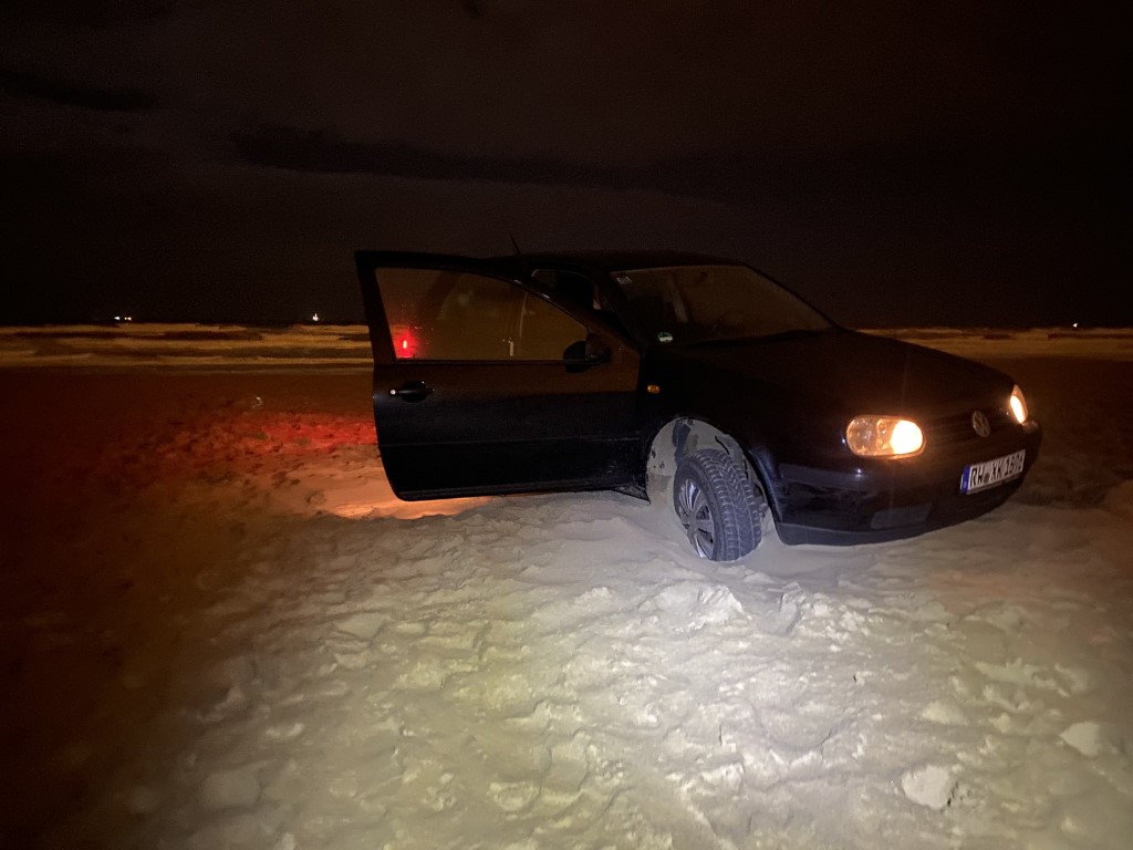 Duitse auto strandt op het strand