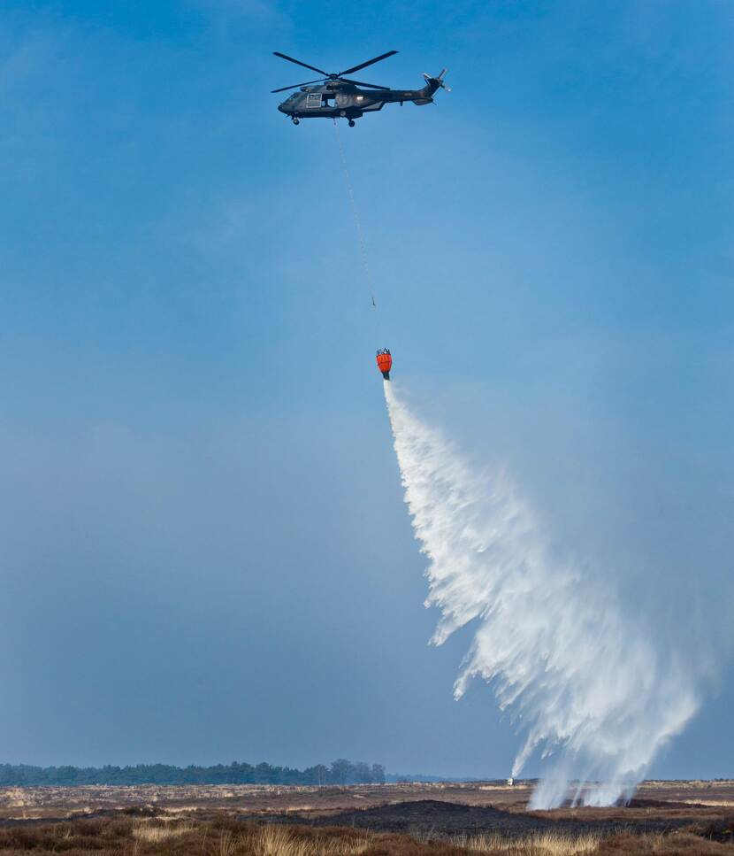 Cougar-helikopter helpt bij blussen duinbrand 