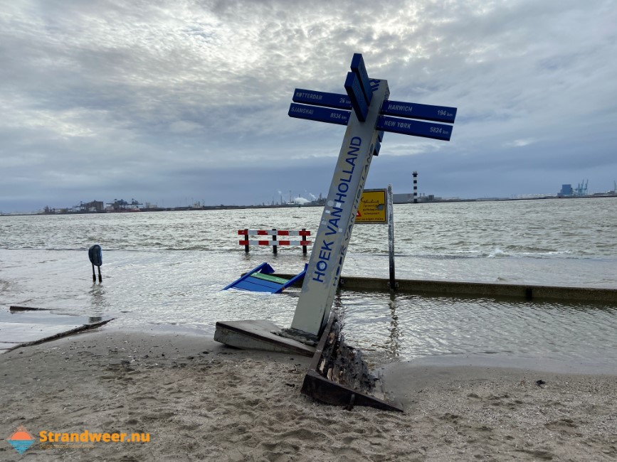 Hoog water op de pier in Hoek van Holland