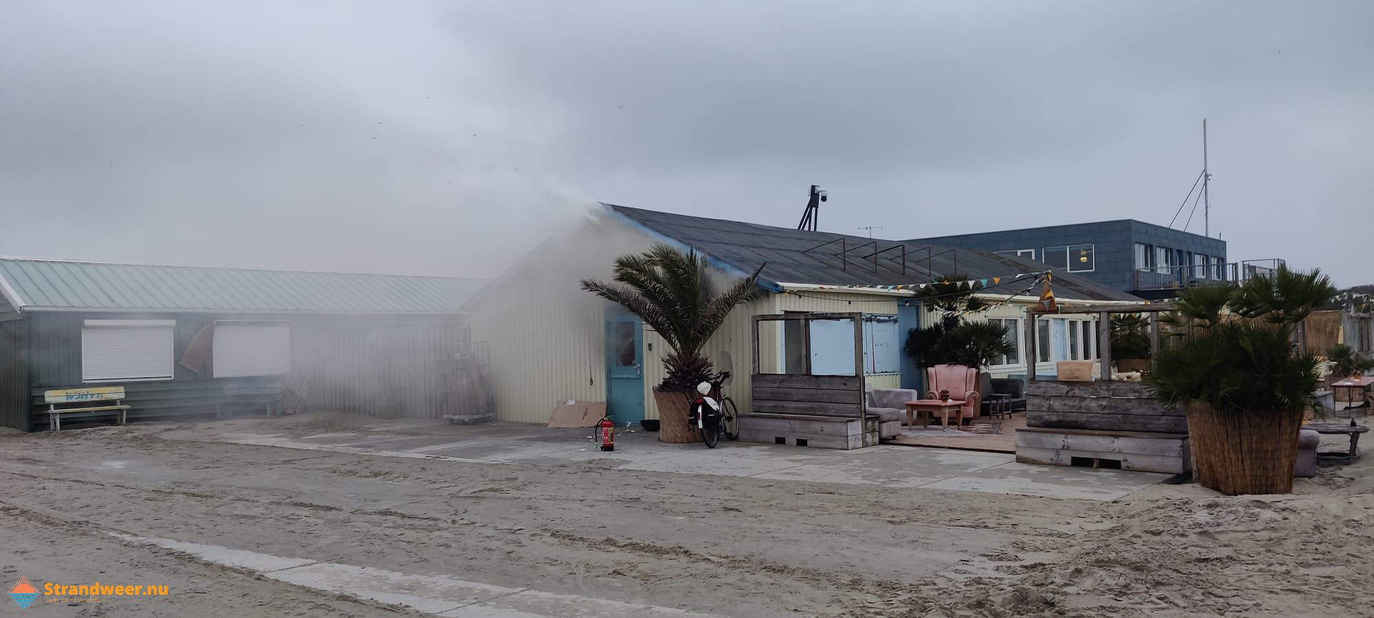 Middelbrand bij strandpaviljoen aan de Rechtestraat
