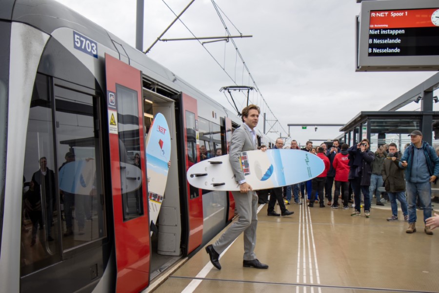 Metrolijn naar strand Hoek van Holland feestelijk geopend 