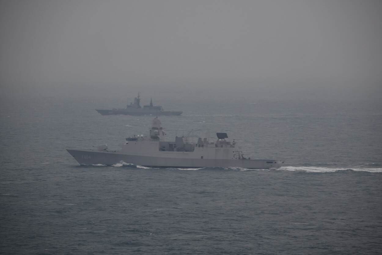 Russische schepen begeleid op de Noordzee 