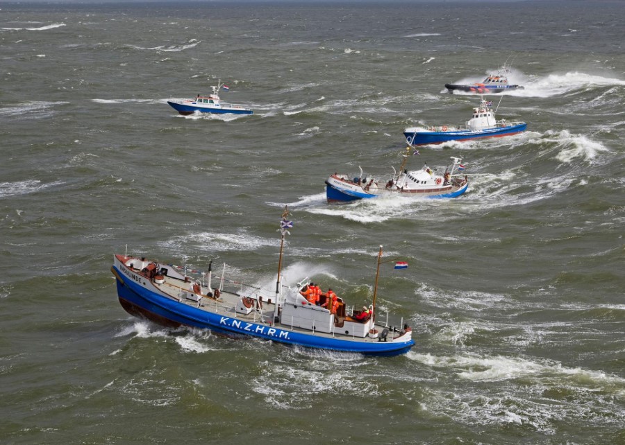 Reddingboten varen 23 mei van IJmuiden naar Het Scheepvaartmuseum