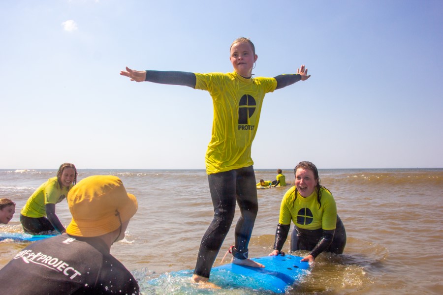 Surf Project viert 10-jarig jubileum op het strand