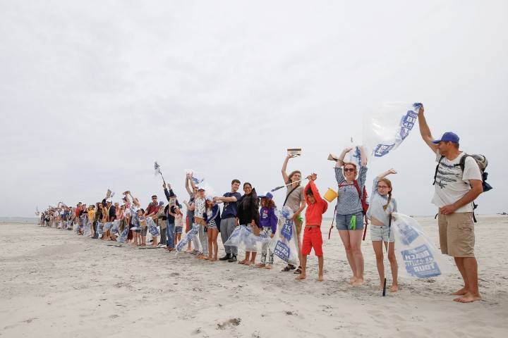 Ruim 2000 vrijwilligers ontdoen Noordzeekust van afval